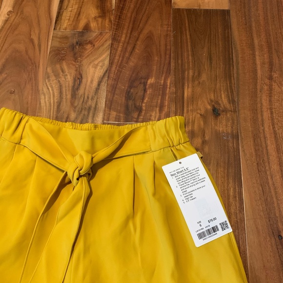 Lululemon noir short 5.5” honey bee HNYB nwt - Picture 2 of 7